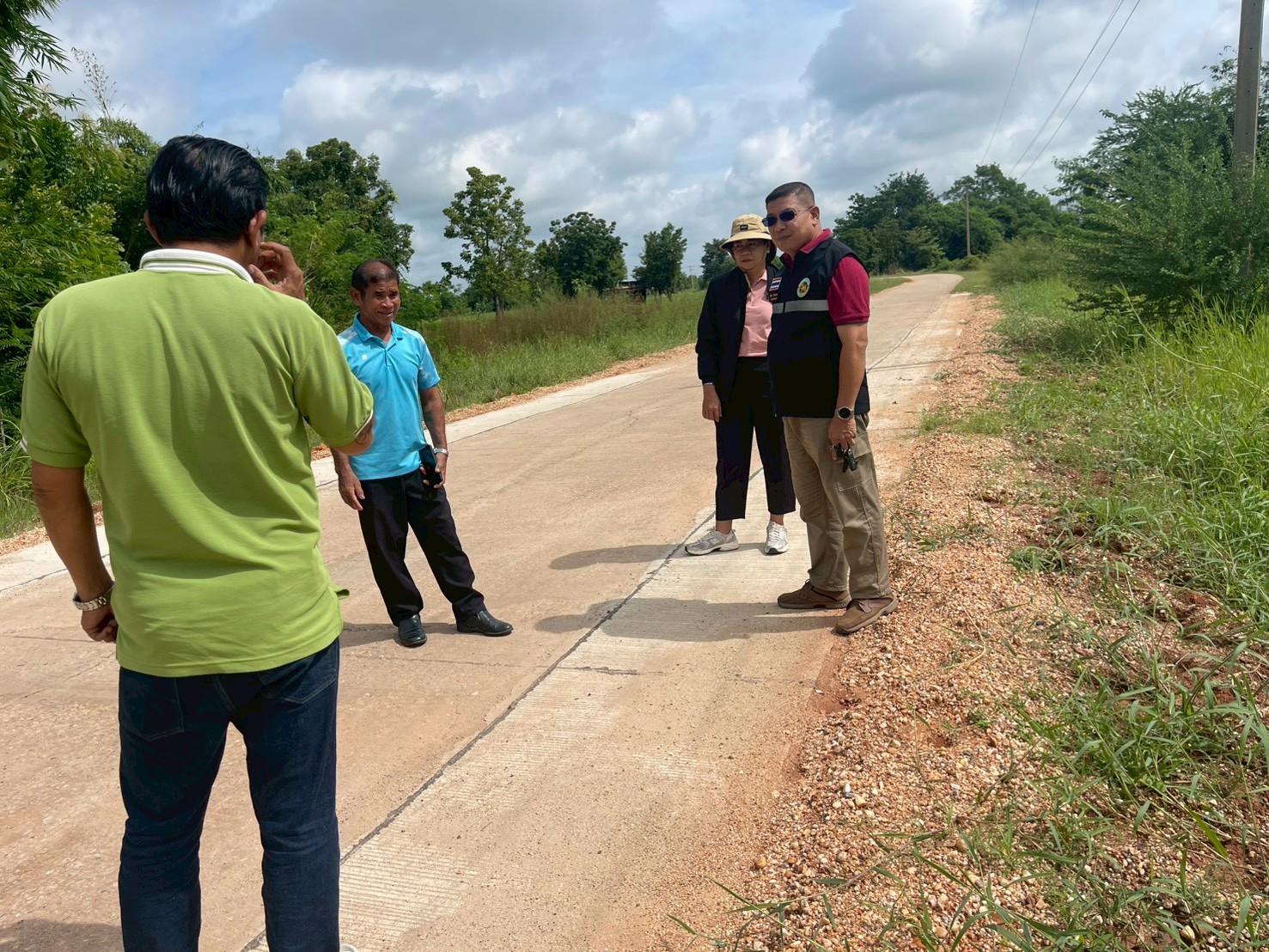 ออกสำรวจเส้นทางทำถนนลาดยางแอสฟัลติก คอนกรีต บ้านหนองโบสถ์ หมู่ 7 
